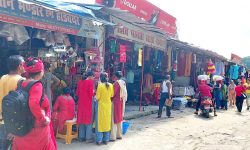 दसैँ नजिकिएसँगै बजारमा उपभोक्ताको घुइँचो