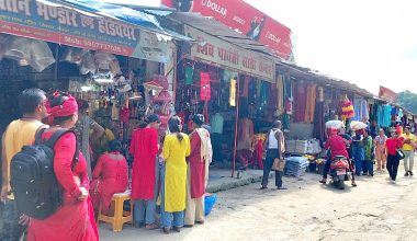दसैँ नजिकिएसँगै बजारमा उपभोक्ताको घुइँचो