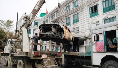 सिंहदरबारबाट आगजनी गरिएका सवारीसाधन हटाइँदै