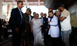 जेनजी आन्दोलनका घाइतेलाई भेट्न ट्रमा सेन्टर पुगि प्रधानमन्त्री कार्की