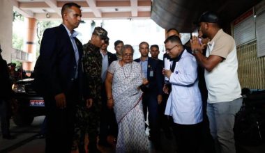 जेनजी आन्दोलनका घाइतेलाई भेट्न ट्रमा सेन्टर पुगि प्रधानमन्त्री कार्की