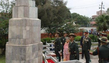 प्रधानमन्त्री कार्कीद्वारा सहिदका सालिकमा माल्यापर्ण