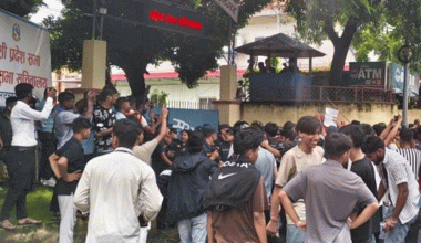 इटहरीमा जेनजीको प्रदर्शनका क्रममा १२ जना सुरक्षाकर्मी घाइते, १३ जना प्रदर्शनकारी प्रहरीको नियन्त्रणमा