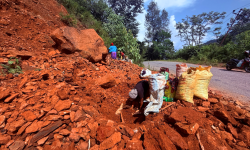 ‘माटोले घर पोत्ने चलन हरायो, आम्दानी गुम्यो’