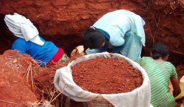 माटो बेचेर दसैँ खर्चको जोहो