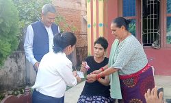 फरक क्षमता भएकी २७ वर्षीया पन्थलाई निवासमै नागरिकता