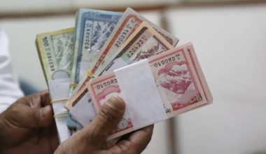 राष्ट्र बैंकले सुरु गर्याे नयाँ नोट बाँड्न