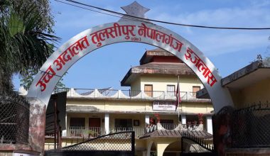 अस्थायी रुपमा सेवा दिँदै नेपालगञ्जका क्षतिग्रस्त कार्यालय