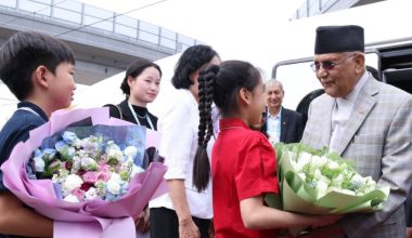 बेइजिङमा पुगे प्रधानमन्त्री ओली