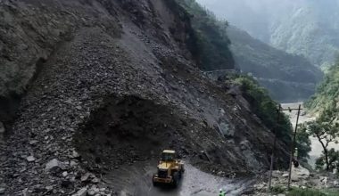 तुइन खोलामा फेरि पहिरो, नारायणगढ मुग्लिन सडकखण्ड अवरुद्ध