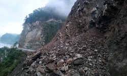 तुइन खोलामा खसेको पहिरोका कारण नारायणगढ–मुग्लिन सडक अवरुद्ध