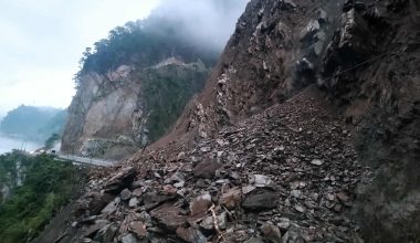 तुइन खोलामा खसेको पहिरोका कारण नारायणगढ–मुग्लिन सडक अवरुद्ध