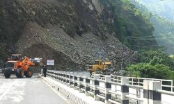 तीन मेसिनद्वारा तुइन खोलाको पहिरो पन्छाउने काम बिहानैदेखि सुरु