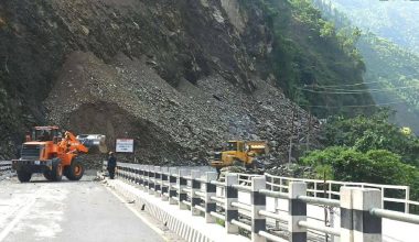 तीन मेसिनद्वारा तुइन खोलाको पहिरो पन्छाउने काम बिहानैदेखि सुरु