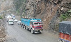 तुइन खोलाको पहिरो हटाइयो, पृथ्वी राजमार्ग एकतर्फी सञ्चालनमा