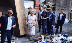 प्रधानमन्त्री कार्कीद्वारा क्षतिग्रस्त प्रहरी कार्यालयको निरीक्षण