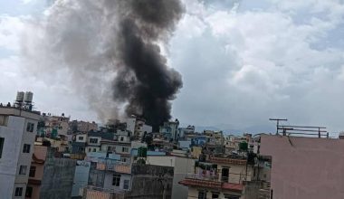 प्रचण्ड निवास खुमलटारमा आगजनी, प्रहरीले चलायाे गोली