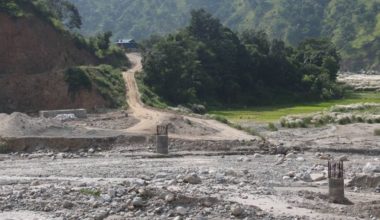 तमोर कोरिडोरका पुल निर्माणमा ढिलाइ हुँदा सास्ती भोग्दै यात्रु