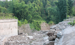 लेदुवा खोलाको पुल सात वर्षदेखि अलपत्र