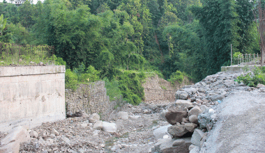 लेदुवा खोलाको पुल सात वर्षदेखि अलपत्र