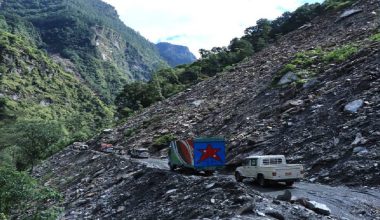 दुई महिनादेखि जोखिमपूर्ण यात्रागर्दै बगरवासी