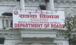 प्रदर्शनकारीले लगाए सडक विभागमा आगो