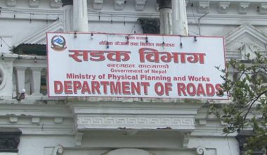 प्रदर्शनकारीले लगाए सडक विभागमा आगो