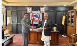 अर्थमन्त्रीसमक्ष बिमा प्राधिकरणका अध्यक्षको शपथ