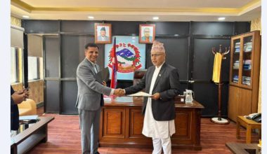 अर्थमन्त्रीसमक्ष बिमा प्राधिकरणका अध्यक्षको शपथ