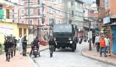 लुटिएका हातहतियार नजिकैको सुरक्षा निकाय वा सुरक्षाकर्मीलाई बुझाउन सेनाको आग्रह