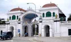 सिंहदरबारको मूल गेटमा प्रदर्शनकारीले लगाए आगो