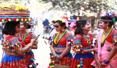 परम्परागत थारु पहिरन बिक्री गरेर जीविका चलाउदै चौधरी