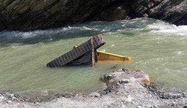 काबेलीले सिनाम पावर हाउसका एक्साभेटर र टिपर बगायो