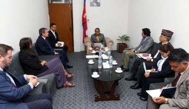 प्रधानमन्त्री कार्कीसँग बेलायती राजदूत फेनको शिष्टाचार भेट