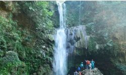 पर्यटक लोभ्याउँदै पुरन्धरा झरना