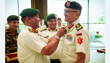 प्रधान सेनापतिद्वारा श्रेष्ठलाई रथीको दर्ज्यानी चिह्न प्रदान