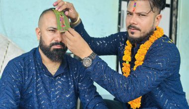 दाजुभाइले एकापसमा लगाए भाइटीका