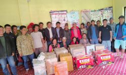 पूर्वविद्यार्थीद्वारा विद्यालयलाई शैक्षिक उपकरण सहयोग