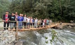 श्रमदानबाट काठको पुल निर्माण