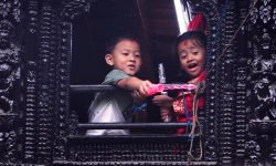 जीवित देवीका रूपमा पुजित एकान्त कुमारीबाट स्थानीयले लगाए टीका