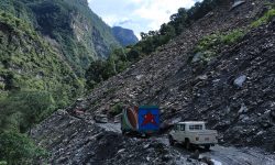 पहिराले बेनी–जोमसोम सडकमा यातायात सेवा प्रभावित