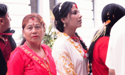 विजयादशमी : देखिन थाल्यो दुर्गा देवीको प्रसाद र आशीर्वाद थाप्नेको चहलपहल