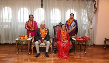 राष्ट्रपति पौडेलबाट शुभसाइतमा बहिनीहरूबाट तिहारको टीका ग्रहण