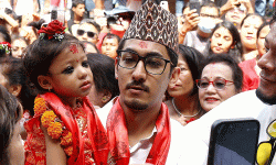 जीवित देवी कुमारीले सर्वसाधारणलाई दशमीको टिका लगाइदिने