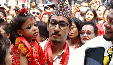 जीवित देवी कुमारीले सर्वसाधारणलाई दशमीको टिका लगाइदिने