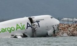 हङकङ विमानस्थलमा कार्गो विमान चिप्लिएर समुद्रमा खस्यो, दुई जनाको मृत्यु