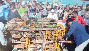 महाकालीको किनारमा विपीनको दाहसंस्कार