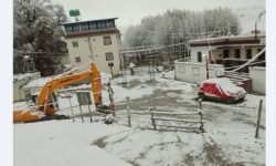 हिमपातका कारण चराङ-लोमान्थाङ सडकमा सवारी आवागमनमा समस्या