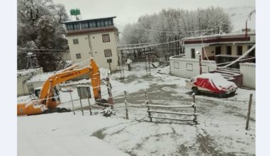 हिमपातका कारण चराङ-लोमान्थाङ सडकमा सवारी आवागमनमा समस्या