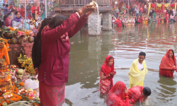 उदाउँदो सूर्यलाई अघ्र्य दिँदै सकियाे छट